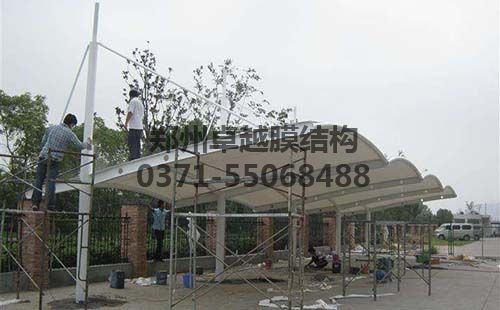 施工人員正在安裝的膜結構車棚