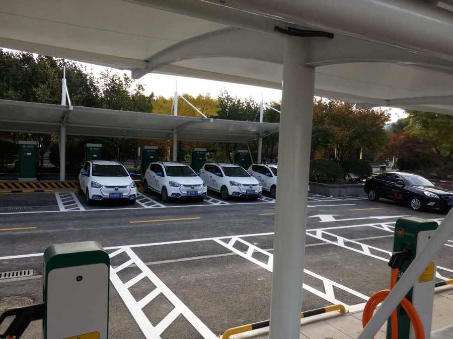 七字型的汽車停車棚，也是汽車蓬里，使用比較多的一款造型