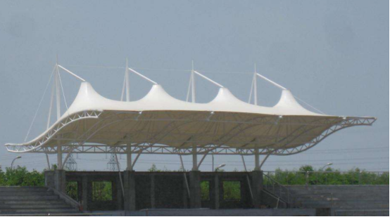  膜結(jié)構(gòu)施工中膜材是如何安裝的呢？