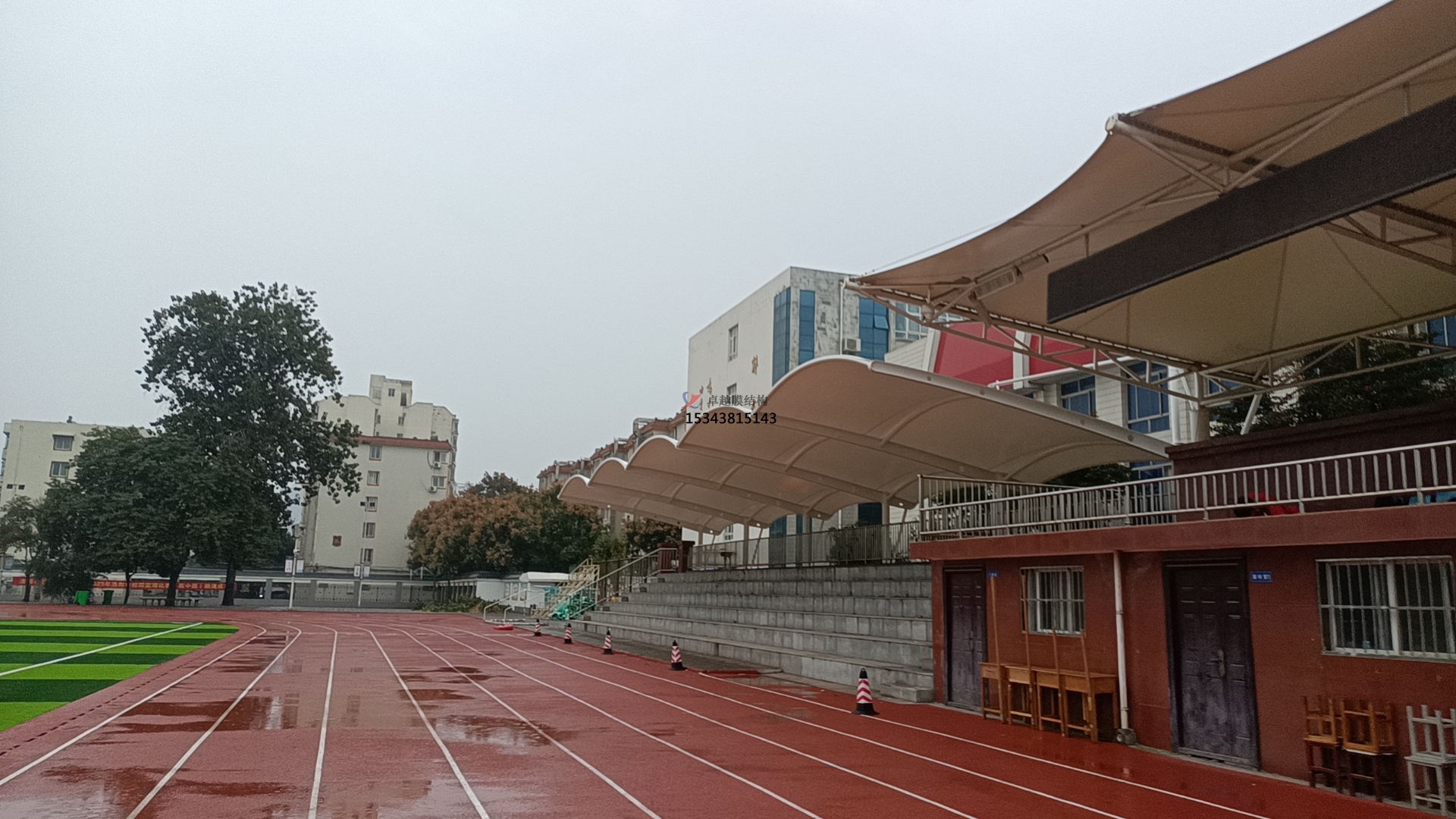 學校田徑場<font color='red'>膜結構看臺</font>遮陽棚如何選擇材料？不同材料對其性能有何影響？