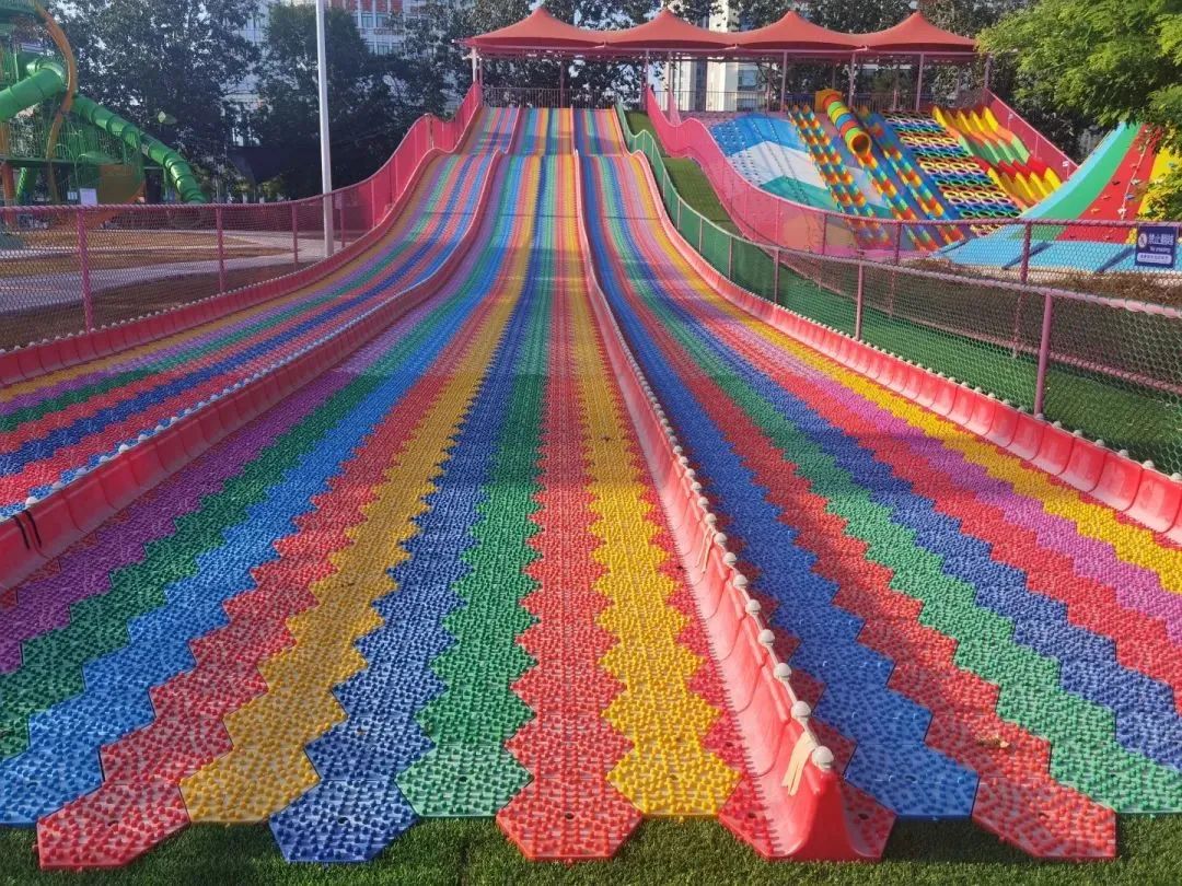 三門峽滑世界橘紅色<font color='red'>張拉膜結構</font>生產